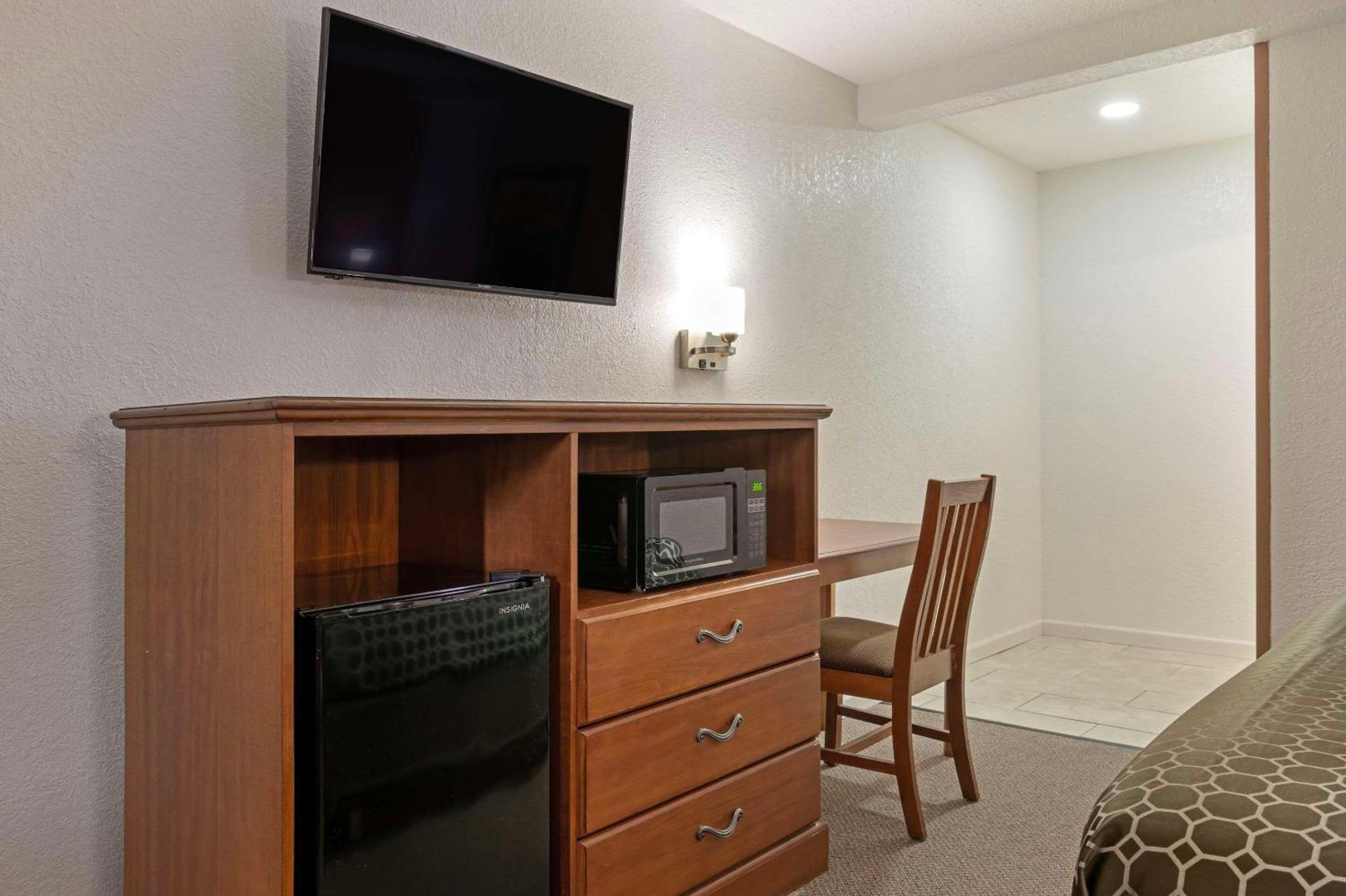 Rodeway Hotel 2*